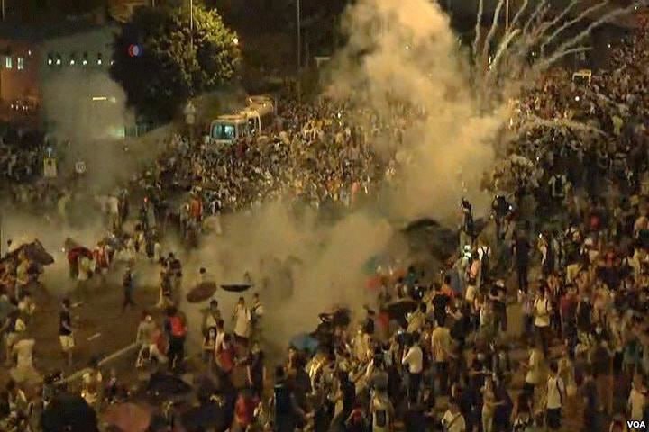 2014 年 9 月 29 日，01:04:07，香港警方向示威者发射催泪弹