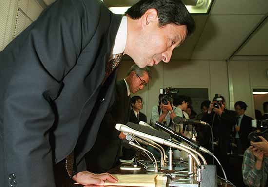 照片阅读顺序为1234561995年8月30日，兵庫银行和木津信用组合因房地产贷款泡沫化而导致业务恶化，旧大藏省和日本银行宣布对它们进行破产处理