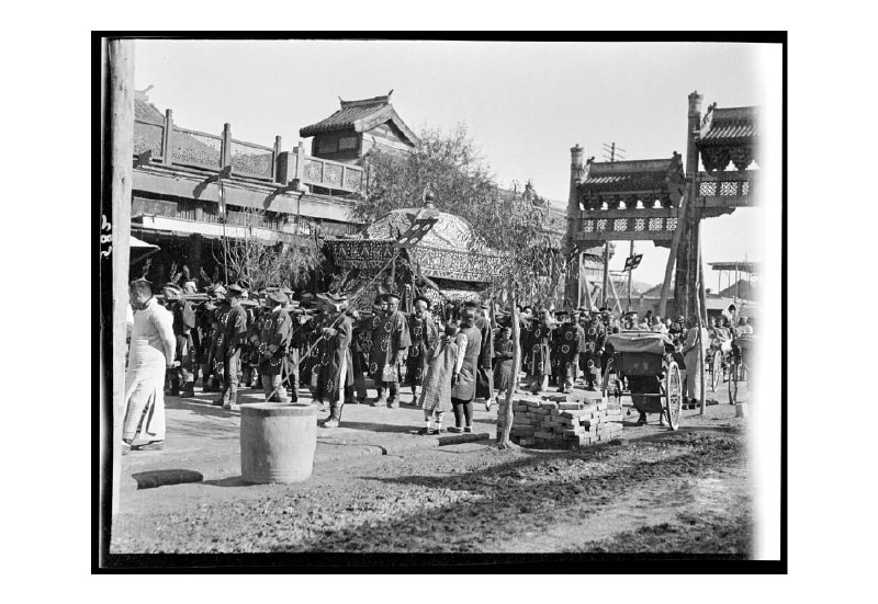 1918年，中国北京，丧轿和东四牌楼