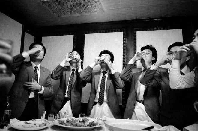 1987年在台北一家公司总部举行的年会上，公司高层正举杯痛饮