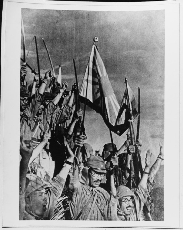 1942 年 4 月，在对巴丹岛的最后进攻中，日军庆祝占领猎户座上的美军据点