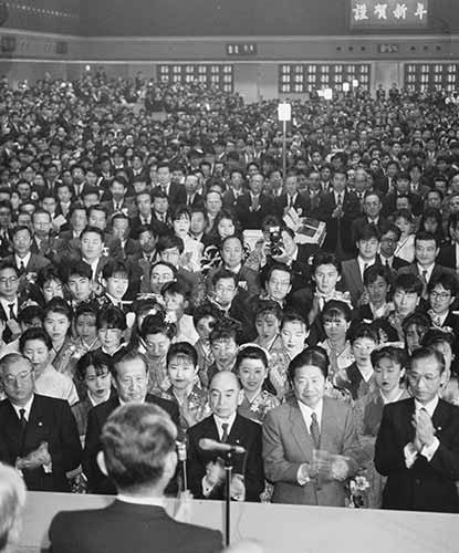 1990年1月4日，日本平成时代第二年，华丽的着装成为亮点的东京证券交易所迎来了年度的第一次交易，也被称为“大发会”