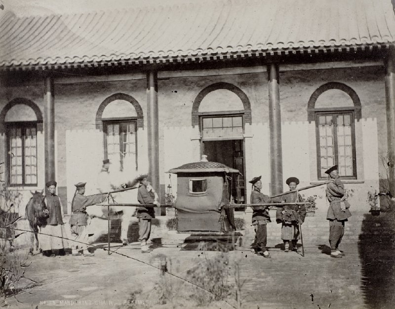 1877年，北京西班牙公使馆外的轿子
