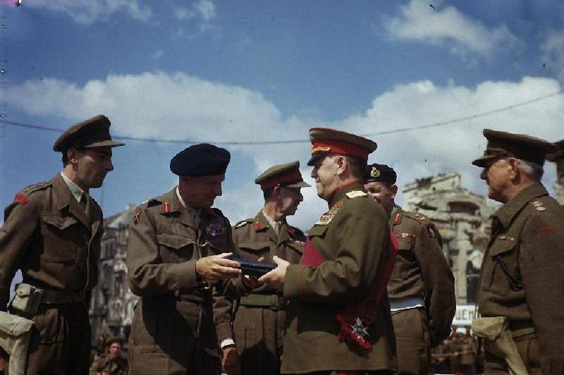 1945年7月12日，在德国柏林的勃兰登堡门前，英国元帅蒙哥马利授予苏联元帅朱可夫英国最高荣誉之一——巴斯勋章大十字骑士勋位（Knight Grand Cross of the Order of the Bath），以表彰他在二战中的杰出贡献