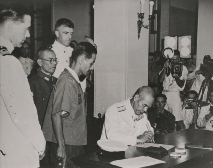 1945年9月16日，日本海军藤田类太郎中将在英国皇家海军夏悫少将监督下签署降书
