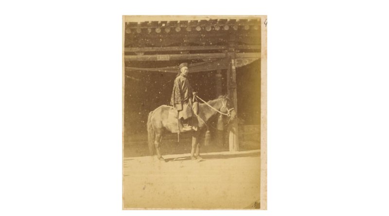 中国军官提都，身着官服骑在马背上