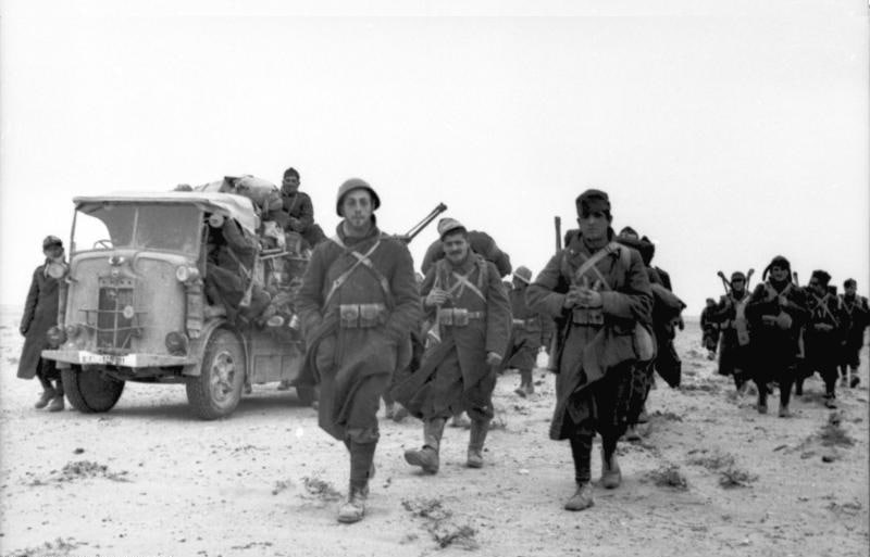 图为 1941年北非战役中的意大利士兵