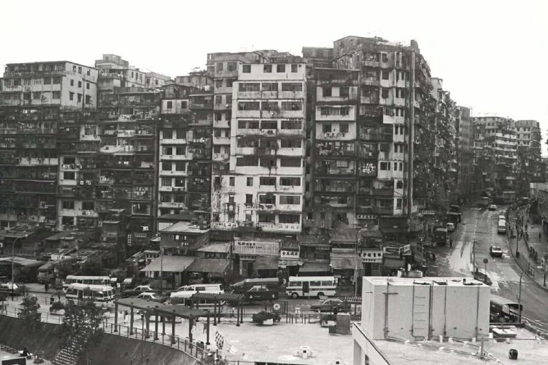 曾容纳 3 万多人的九龙寨城于 1994 年被殖民政府拆除