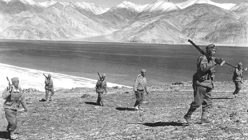 中印战争 1962 年 1 月，印度士兵手持步枪巡逻