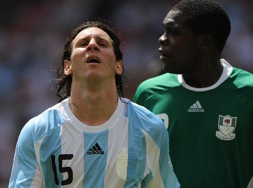 北京，2008年8月23日 （北京奥运）足球——男足决赛：场上阿根廷队球员梅西（左）在比赛中