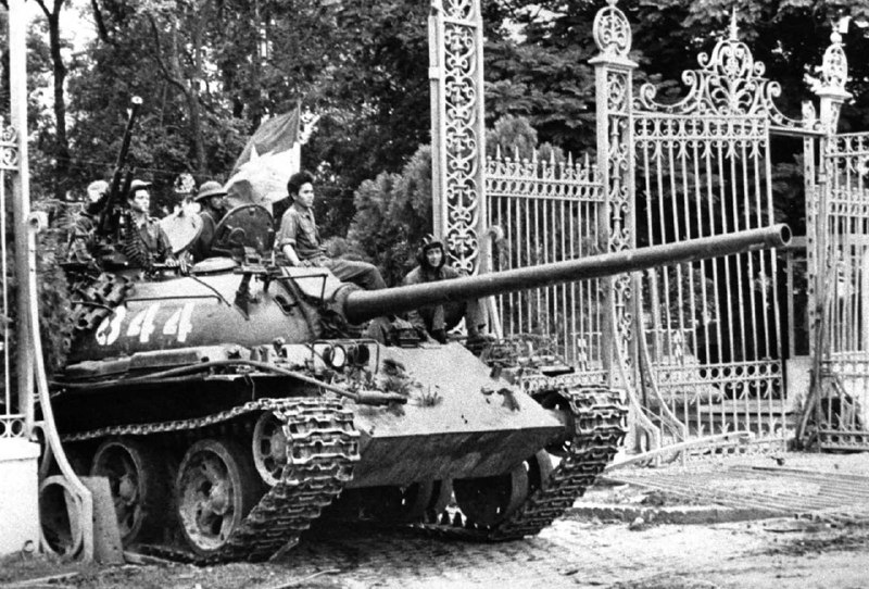 1975年4月30日，一辆北越坦克驶过西贡总统府大门，标志着南越的陷落