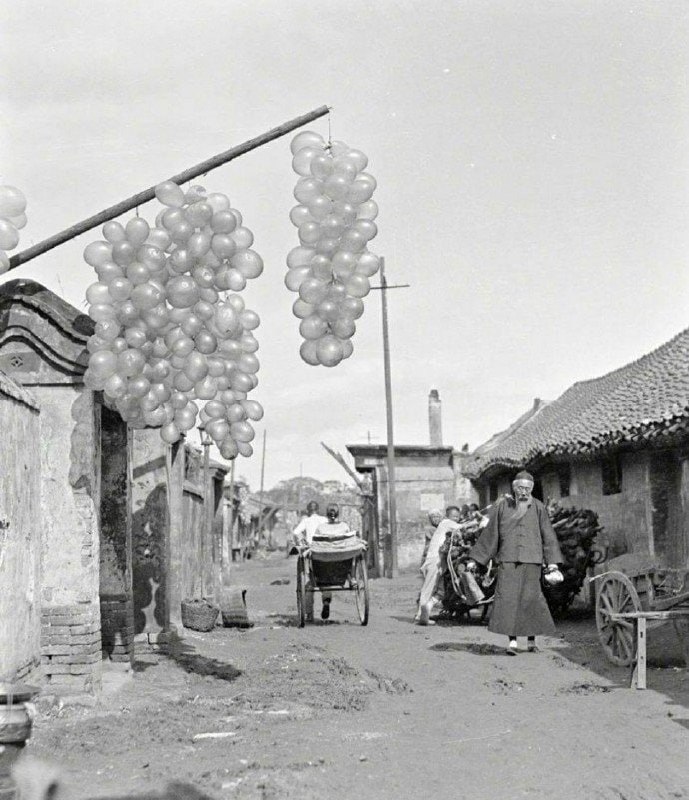 1919年，北京大街上晾晒的猪尿脬（尿泡）——猪的膀胱