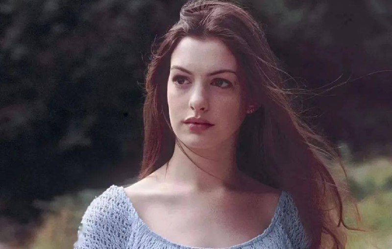 20 岁的 #名人 安妮·海瑟薇（Anne Hathaway）在《魔法灰姑娘》(2004) 中饰演艾拉