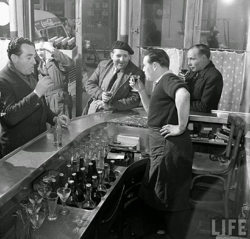 1950年，一群人在巴黎第一次尝试可口可乐