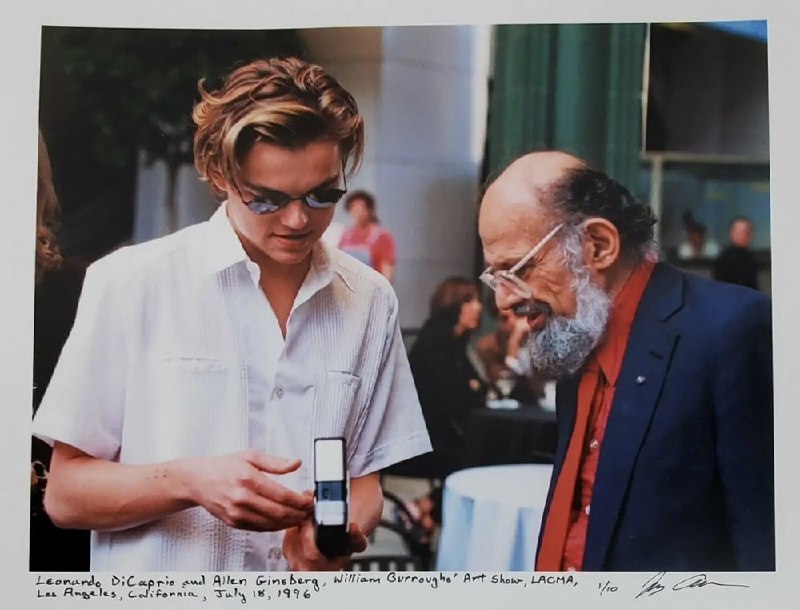 #名人 美国演员莱昂纳多·迪卡普里奥 Leonardo DiCaprio与“垮掉的一派”领袖诗人艾伦·金斯伯格(Allen Ginsberg)和威廉·巴勒斯(William Burroughs)的合影，1996年