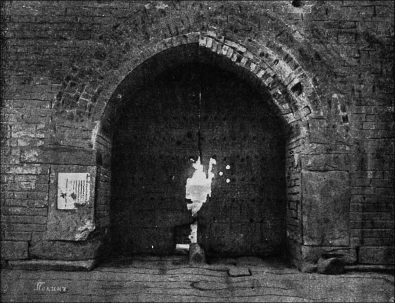 1900年8月，夜袭北京期间，城门被俄国大炮击碎