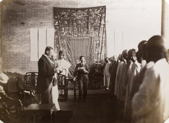 1899年8月4日，香港新界屏山总督布莱克与当地社区的士绅长老会面