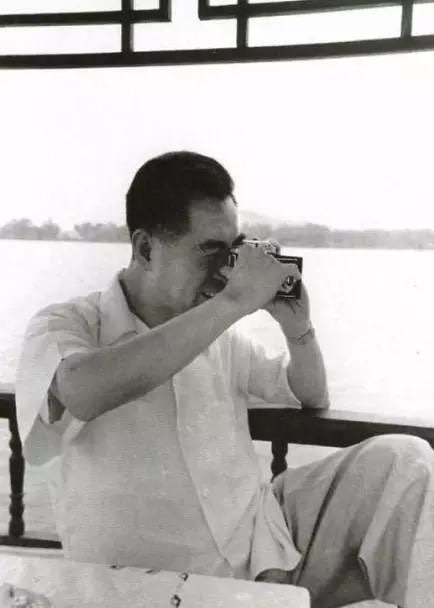 1960年，周恩来，在北京市中心的北海公园摆弄相机