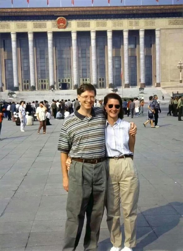 1995年，这一年刚刚以919亿美元总资产成为世界首富的比尔盖茨和新婚妻子梅琳达来到中国，两人在人民大会堂前拍下合影
