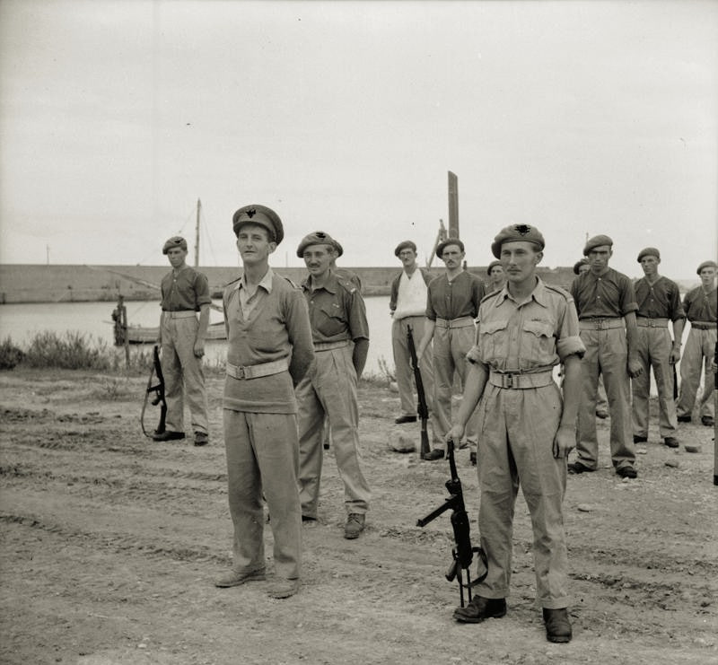 第 2 特种空勤团成员在敌后成功占领意大利泰尔莫利港后，接受蒙哥马利将军（英国陆军元帅）视察