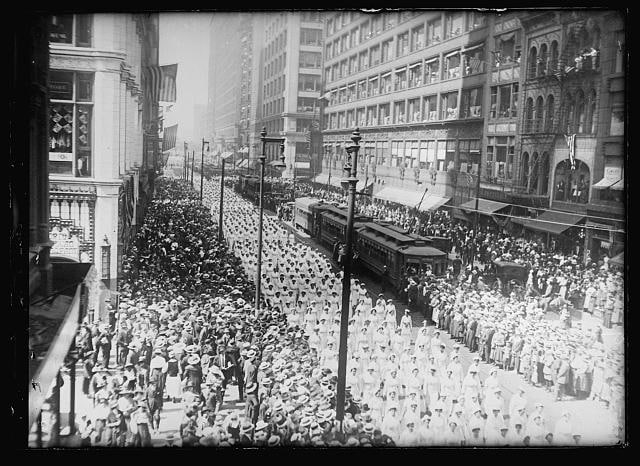 1918 年 7 月，美国，伊利诺伊州，芝加哥，美国红十字会护士游行
