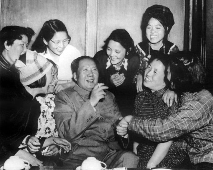 1957年5月15日下午，毛出席中国新民主主义青年团第三次全国代表大会开幕式，并接见大会主席团成员