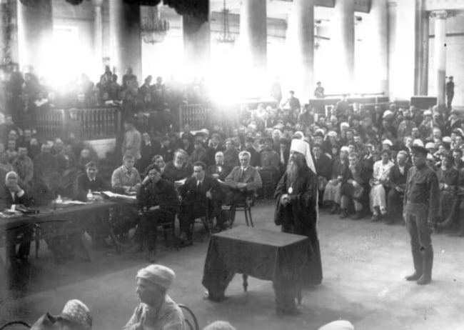 图一：1922 年冬天，教会财产在一个未指明的地点被没收