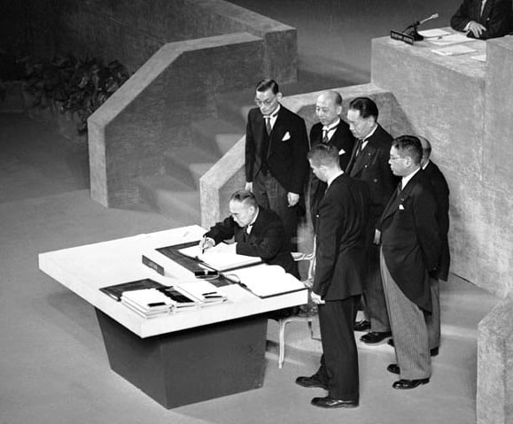 1951 年 9 月 8 日，日本首相吉田茂在加利福尼亚州旧金山的战争纪念歌剧院签署旧金山和平条约