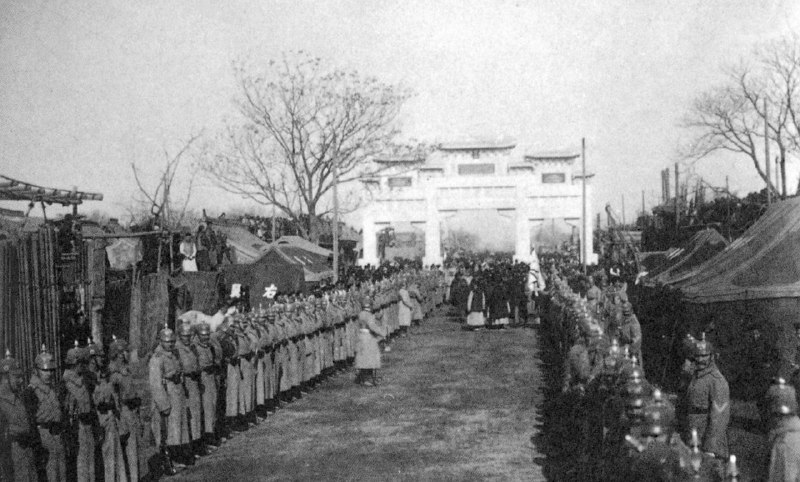 图为克林德牌坊修建完毕后，德军举行竣工仪式