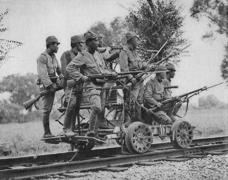 日军士兵在手推车上，中国，1937年