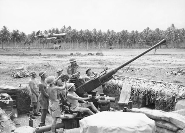 澳大利亚皇家炮兵第2/9轻型防空炮兵连A部队的博福斯40毫米高射炮阵地，位于Gili Gili机场的主要战斗机跑道上