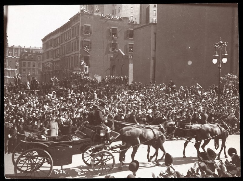 1899年纽约第五大道 杜威游行 的人群和马车
