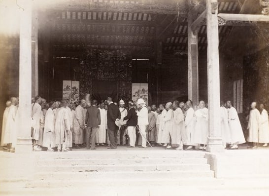 1899年8月4日，香港新界屏山总督布莱克与当地社区的士绅长老会面