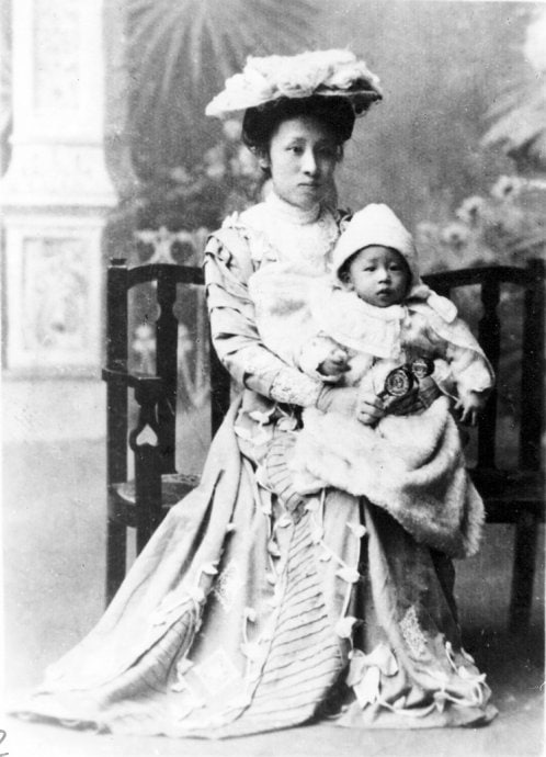 图一、何香凝摄于《中国近代名人传》图二、1909年的何香凝，抱着儿子廖承志何香凝 是中国革命家、女权主义者、政治家、画家和诗人