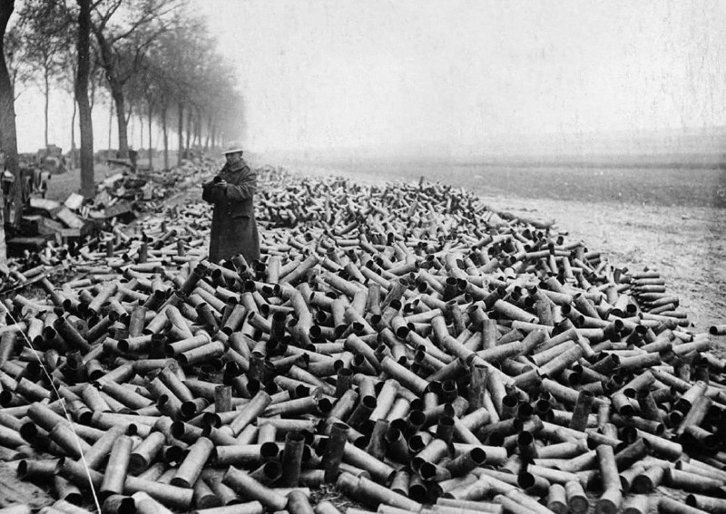 1916 年，法国西线第一次世界大战期间，一名英国士兵被空弹壳包围