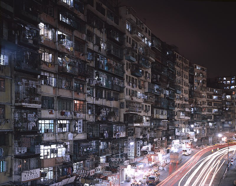 九龙城寨夜景（1993年），因三合会据点而闻名
