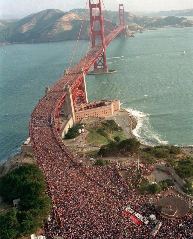 转自【老照片bot】：1987年5月，金门大桥落成50周年庆典原本预计有8万人参加，结果最后来了超过80万人转自【老照片bot】：1987年5月，金门大桥落成50周年庆典原本预计有8万人参加，结果最后来了超过80万人