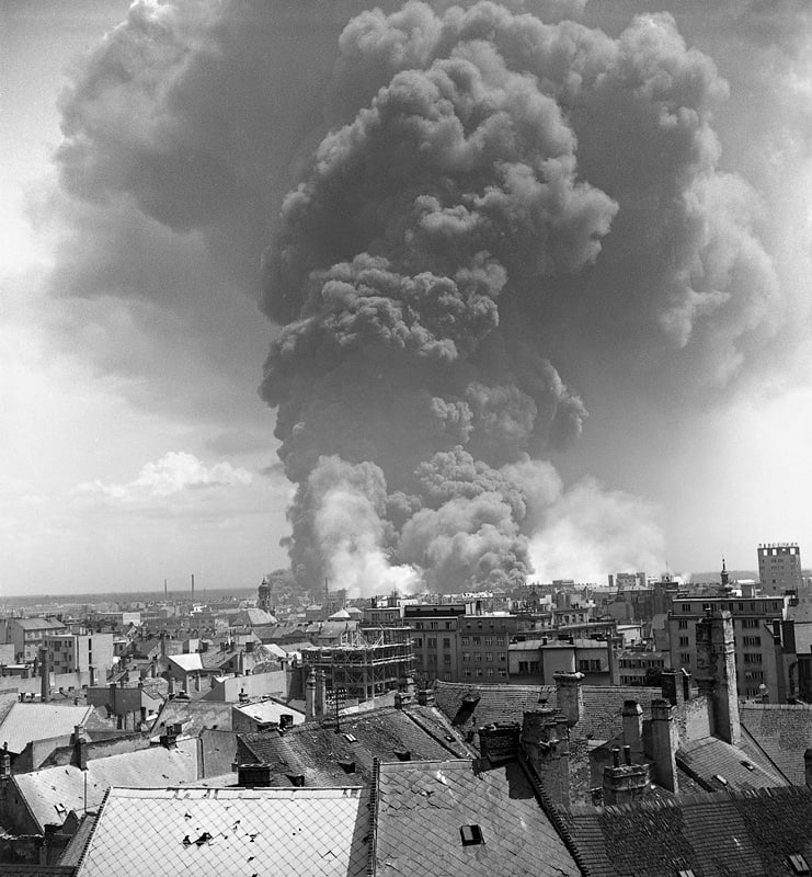 1944年6月16日，作为德国战略企业之一的布拉迪斯拉发阿波罗炼油厂成为美军轰炸的目标