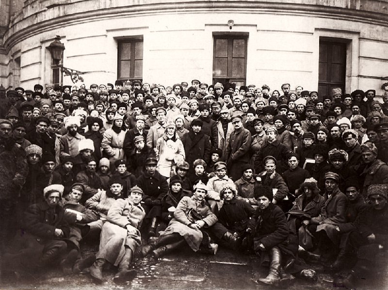 1921年在彼得格勒（现:圣彼得堡市），弗拉基米尔·列宁（苏联主要缔造者）、克利缅特·伏罗希洛夫（前苏联领导人）、列夫·托洛茨基（苏联红军缔造者）和士兵们