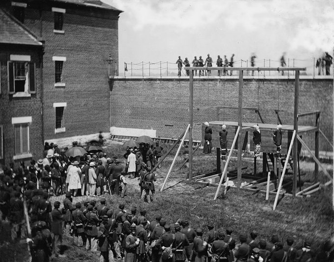 1865年的7月7日，约翰·威尔克斯·布斯的四名同谋在华盛顿特区被绞死因为他们参与了刺杀林肯总统的行动