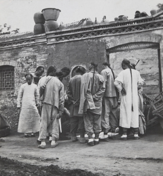 1910年，北京的一条街边正在进行象棋