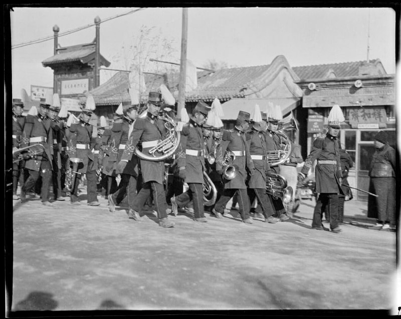 1918年11月14日，中国北京，崇文门，乐队，学生和平游行