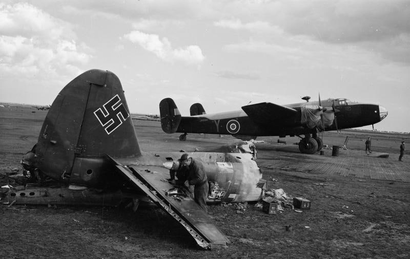 1944 年，在意大利贝塞内洛，地勤人员使用一架失事的 Junkers Ju 88 的尾翼作为工作台