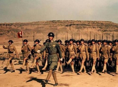 1943年，在缅甸的一次阅兵式上，一排国民革命军戴着布罗迪头盔行进
