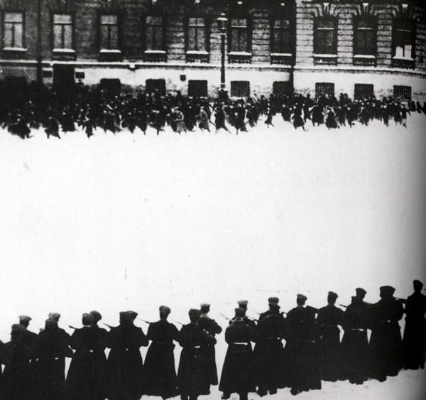 1905年，血腥星期日：冬宫外广场，士兵向示威民众开枪