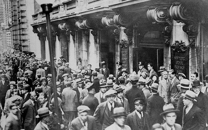 1929 年 10 月，美国纽约证券交易所前的人群（照片：Bettmann/Bettmann/Getty Images）