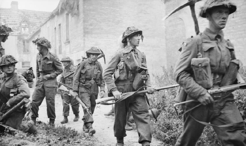 1944年6月26日，在“Epsom行动”(埃普索姆行动)期间，第15（苏格兰）师的第6个皇家苏格兰步枪团的士兵们在圣莫维厄-诺雷村进行作战