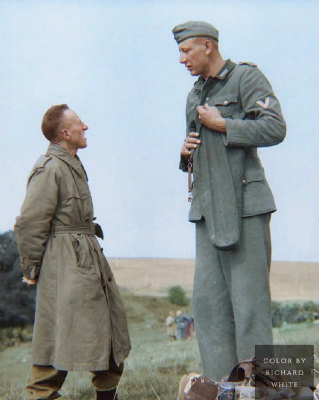 大约 1944 年 8 月，第二次世界大战中参战的最高士兵，德国士兵 Jakob Nacken，在法国加莱被俘后，与一名加拿大士兵交谈